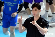 '박철우 대행' 우리카드, 삼성화재 완파 '2년 만에 봄 배구' 진출... IBK기업은행도 4위 도약