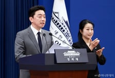 [속보]'UAE 방문' 강훈식 비서실장 "원유 1800만배럴 추가 도입 확정"