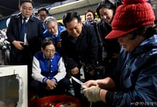 [현장+]김경수 도우러 PK 뜬 정청래, 시민들 "실제로 보니 호감형"