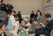 "차라리 '노펫존' 할래요"…반려동물 동반 식당, 곳곳서 '삐걱'