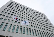 '검사 권한 대폭 축소' 결국 민주당 뜻대로…보완수사권도 양보하나