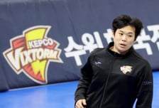 [포토]'봄배구는 무조건 가야지!' 러닝으로 몸푸는 서재덕