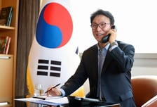 '스위스 출장' 김민석 총리, 파믈랭 대통령과 20분 통화…"협력 강화"