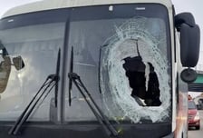 날아온 트럭 바퀴에 맞고도...핸들 안 놓은 버스기사, 승객 지키고 숨졌다