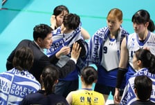 [포토] 강성형 감독 '차분하게'