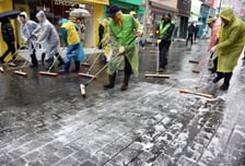거리 쓸고, 영어메뉴판 닦고… 광화문 상인들 "어서와, 아미"