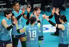 [포토] 실바 '시크하게 하이파이브'