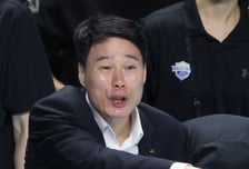 [포토] 강성형 감독 '빈 곳을 봐야지'