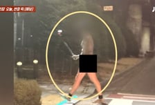 "알몸남 부산에 떴다" 셀카봉 들고 뚜벅뚜벅...얼굴은 싹 가려