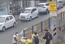 "기특하고 예쁘다"…재활용 수집 할머니 도와준 어린 두 남학생[오따뉴]