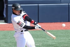 '여전한 괴력' KT 안현민, 시범경기 첫 타석서 132m 장외 홈런 '쾅' [수원 현장]