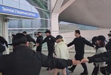 [영상] "이번엔 강강술래 경호"...하츠투하츠 또 '공항 민폐' 논란