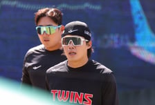 [포토]'우리 눈은 소중하니까' 임찬규와 손주영
