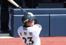 [포토] 안현민, 시범경기 첫 타석에서 넘겼다