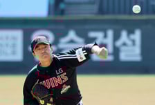 [포토] '1회말 삼자범퇴' 송승기