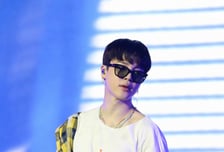 [사진]셔츠 흘러내린 방탄소년단 지민