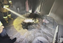 "층간소음 때문에"…윗집 문 부수고 들어가 불 지른 60대