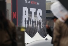 'BTS 티켓' 없다면 여긴 어때…26만명 인파 속 치열한 자리 선점