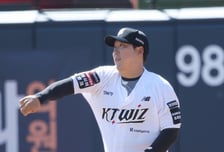 [포토] 김현수 '부드러운 캐치볼'