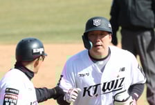 [포토] 김현수, 2루타 날리고 대주자와 교체