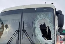 버스 덮친 트럭 바퀴..."한 손은 브레이크, 한 손은 운전대" 참사 막은 승객