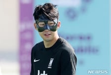 손흥민의 분노, 4년 전 '마스크 악몽' 때문... 월드컵 84일 앞두고 살인 태클 "또 피눈물 흘릴 뻔"