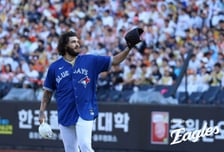 [속보] 미쳤다! 한화 떠난 폰세 퍼펙트 행진 '4회 깨졌지만' 단 1피안타 KKKKK 괴물투 'ERA 마침내 0점대 진입'