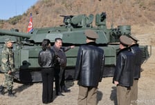 김정은, 딸 주애와 보병·탱크병 전술연습 참관…"세계적 '땅크'"