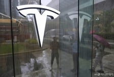 "안개 속 주행 위험, 경고도 늦어" 테슬라, 당국 조사에 3%대 하락