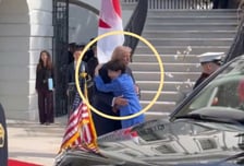 트럼프에 와락 안긴 다카이치…"진주만 때 왜 안 알렸나" 말에 당황