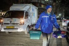 꼭두새벽부터 배달 나선 외국인…알고보니 로저스 쿠팡 대표[현장+]