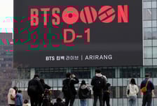 "BTS 공연날, 하필 광화문 결혼식"...하객들 경찰버스 태운다