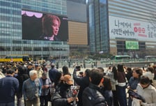 '왕의 귀환', 광화문은 벌써 난리…"BTS 인증샷" 외국인도 휘둥그레