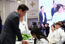 李대통령, '최고성적' 패럴림픽 선수단 靑초청…"뜨거운 감동"
