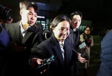 '술잔 던진 것 인정하냐' 묻자...박나래 '갑질 의혹' 2차 조사 마치고 귀가