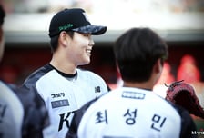 "소형준 투심 낙차가..." 이강철 감독도 감탄, '몸쪽 뱀직구에 헛스윙 붕붕'→KKKKKKK '이게 WBC 효과인가' [수원 현장]