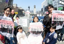 [사진]BTS 호외와 기념사진 찰칵!