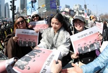 [사진]'머니투데이 with BTS' 호외 주세요!