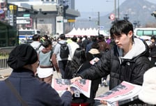 [사진]'BTS 컴백' 호외는 굿즈!