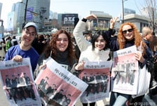 [사진]아미 사로잡은 '머니투데이 with BTS' 호외