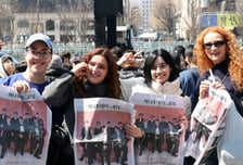 [사진]'머니투데이 with BTS' 호외 보면서 공연 기다려요!