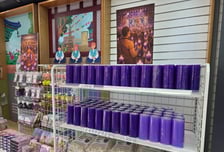 "부처는 BTS 사랑해" 염주 옆 '보랏빛 양초'…식당은 "손님 3배"