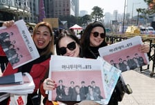 "팬이 움직이면 돈이 된다"…완전체 BTS가 보여준 '슈퍼 팬 시대'