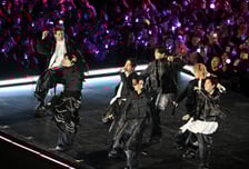 "방탄 아리랑 따라 환호" 보랏빛 광화문 '무사고'...아미는 '봉사' 자처