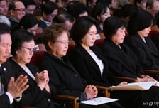 김혜경 여사, 문재인 전 대통령 장모상 빈소 찾아 '애도'