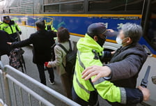 청첩장 든 하객 경찰버스…'머니투데이 with BTS' 호외도 인기