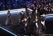 "위 아 백!" 마침내 BTS 완전체...광화문에 울려퍼진 '보랏빛 함성'