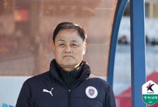 프로 무대 0승 수렁→'이정효호' 수원과 맞대결... 고개 숙인 최윤겸 감독 "팬들에게 죄송하다" [화성 현장]