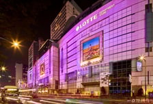 보랏빛 '웰컴라이트'에 반한 아미…롯백 본점 외국인 매출 2.5배↑