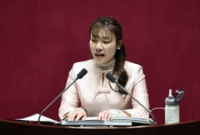 "보이지 않아 더 뚜렷한 것 있다" 점자 짚으며 17시간 필버 김예지에 쏟아진 박수